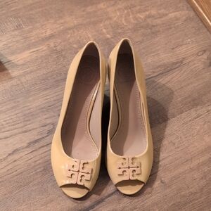 Elegant Tory Burch Lowell Peep-Toe Pumps